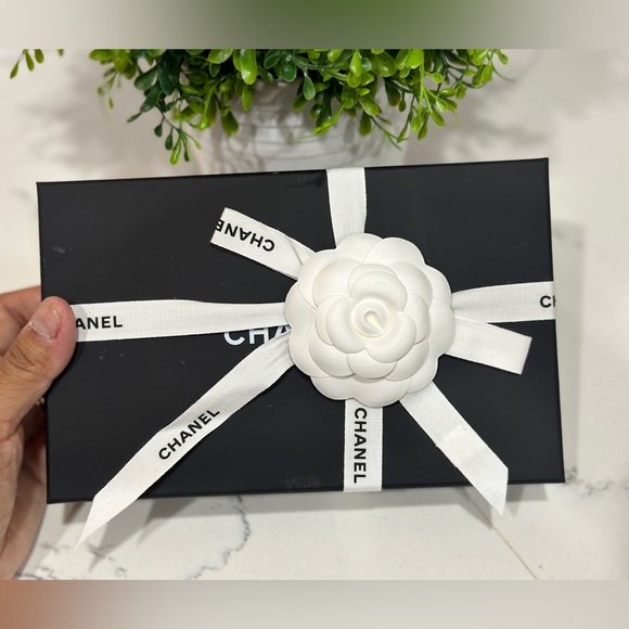 CHANEL Classic Passport Caviar in Burgundy Caviar Gold Hardware - Picture 4 of 4